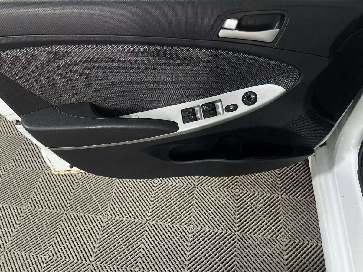 Hyundai Solaris б/у, 2012, Механическая. Фото: #7