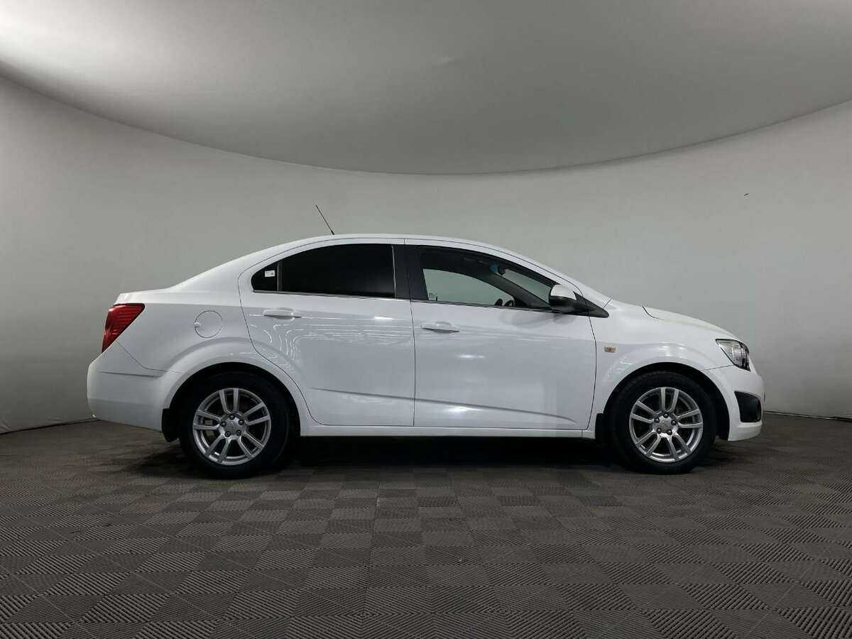 Chevrolet Aveo б/у, 2015, Автоматическая. Фото: #1