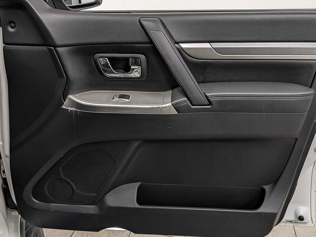 Mitsubishi Pajero б/у, 2015, Автоматическая. Фото: #23